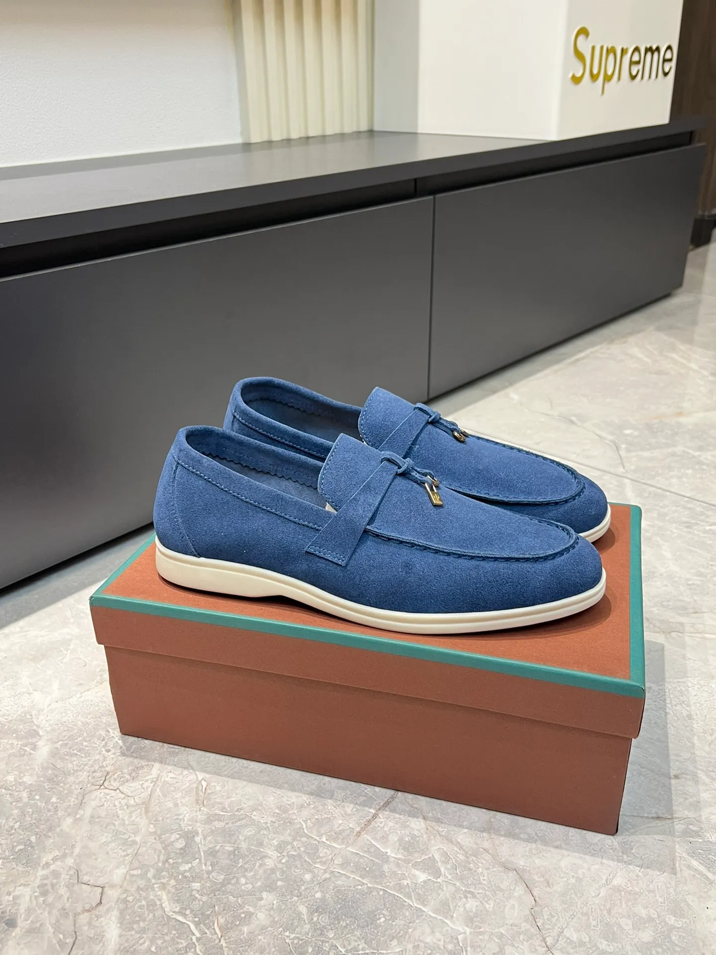 Men's shoes 💰p360 "Loro men's shoes 💰pian'*" Classic L men's shoes for couples 💰p Top version British flat loafers, a must-have item in old money style, the minimalist design is eye-catching and durable, a plus point for dressing The soft foot feel and texture are outstanding. They don’t scratch your feet and are very nice. They are matched with soft and waxy soles. They can be worn daily for a long time without getting tired. They are easy to wear, versatile and classic items, with perfect foot feel and texture! Imported cashmere fabric, the lining is made of imported A-grade water-dyed cow lining, the top version of the genuine leather midsole is sewn with pure handmade mark thread! Size: Female 35-40 (34. Customized) Male 38-44 (45.46. Customized)